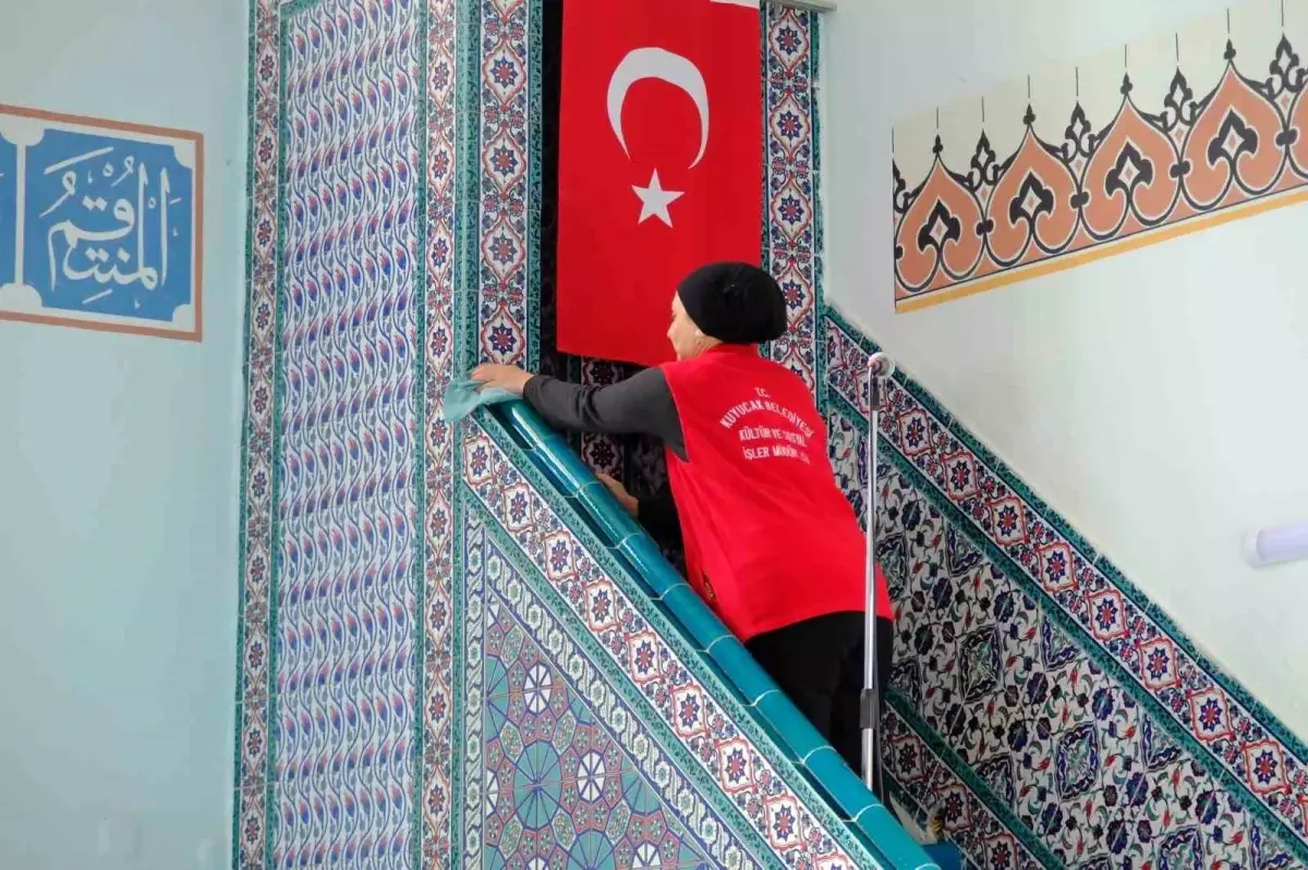 Kuyucak Belediyesi\'nden Ramazan Öncesi Camii Temizlik Çalışmaları