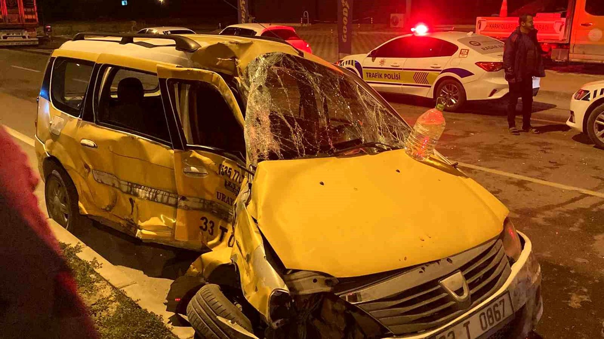 Mersin\'de Tır, Taksiye Çarptı: Sürücü Yaralı