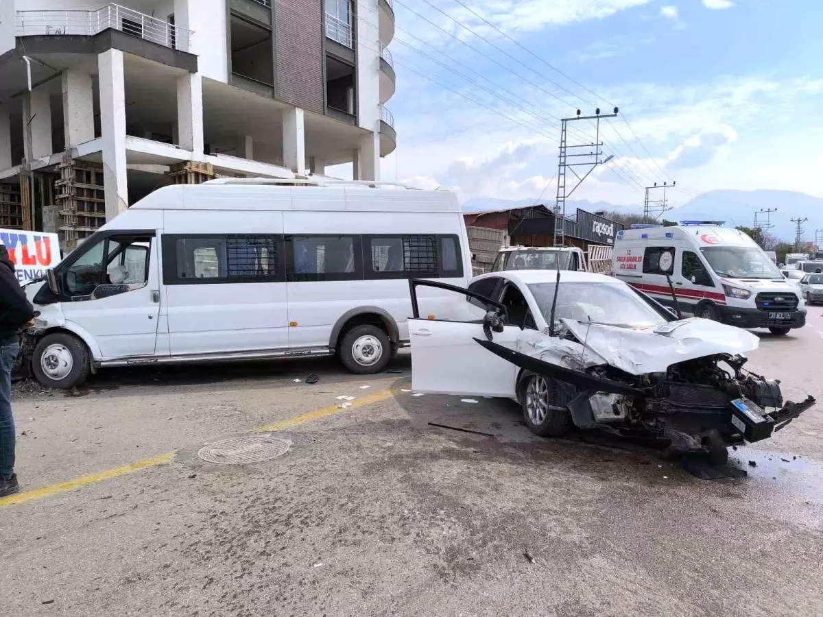 Hatay\'da Trafik Kazası: 5 Yaralı