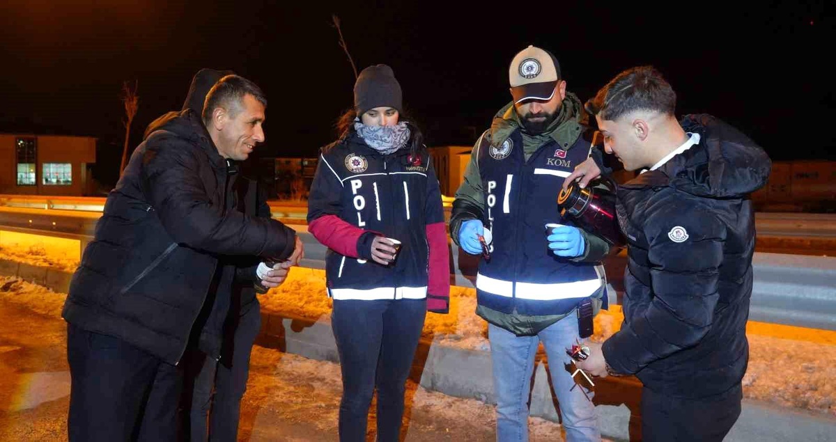 Bayburt Polisi’nden Soğukta İç Isıtan Jest