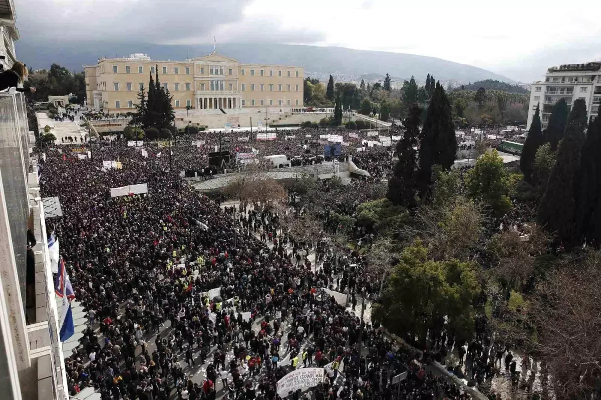 Yunanistan\'da Tren Kazası Protestosu Çatışmaya Dönüştü