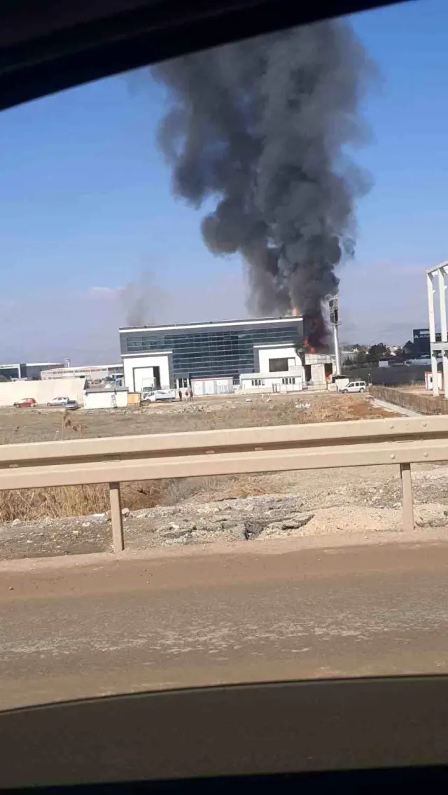 Ankara'da yatak fabrikasında yangın çıktı! Çok sayıda ekip sevk edildi Ankara'da yatak fabrikasında yangın çıktı! Çok sayıda ekip sevk edildi
