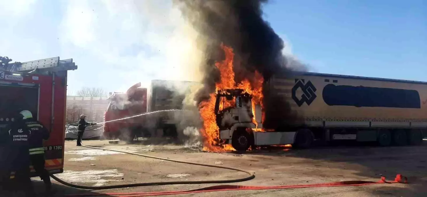 Eskişehir\'de Tır Yangını Kontrol Altına Alındı