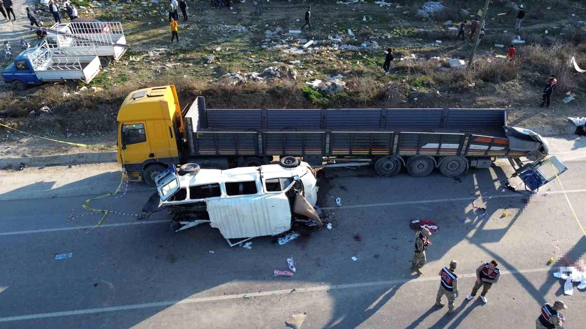 Hatay\'da Minibüs Tıra Çarptı: 6 Ölü