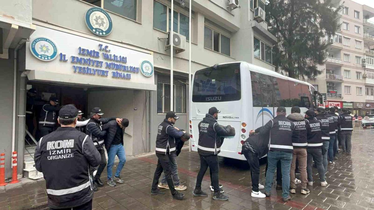 İzmir\'de Suç Çetesi Operasyonu: 11 Tutuklama