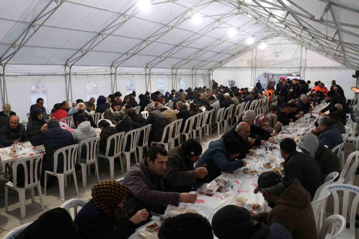 Malatya\'da Ramazan Ayının İlk İftarı İftar Çadırında Açıldı