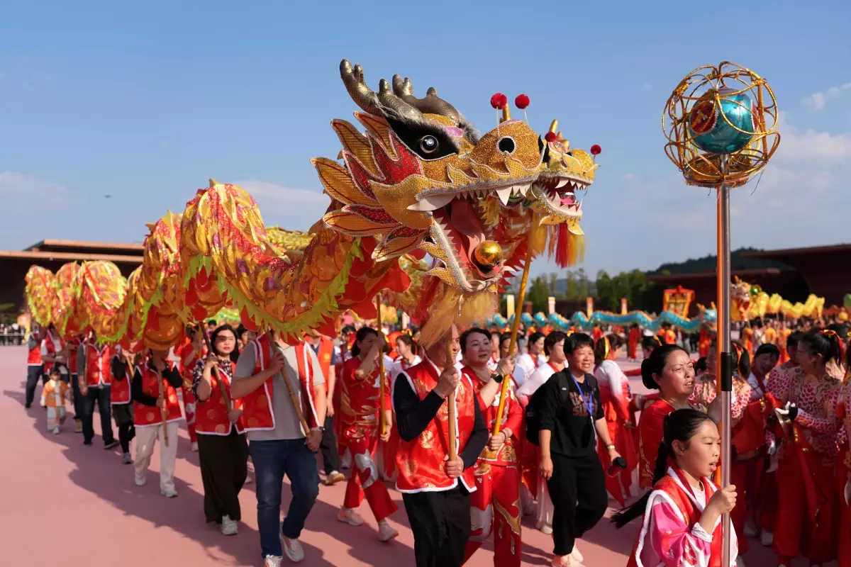 Fenghua Ejderha Dansı Sergilendi