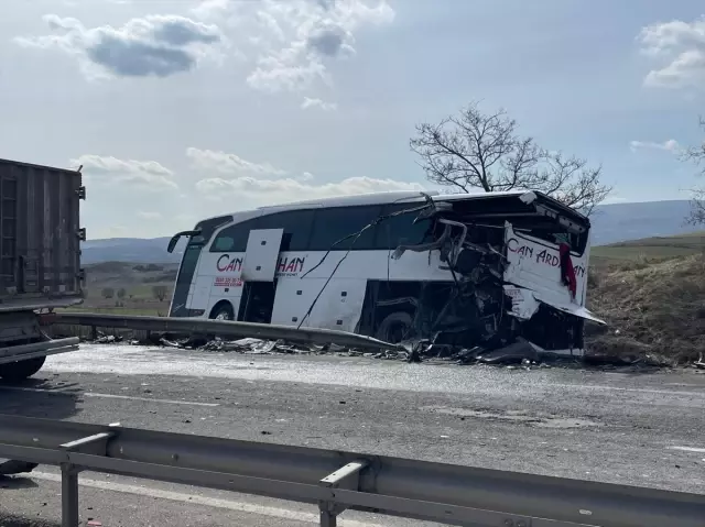 Bozüyük'te tır yolcu otobüsüne arkadan çarptı: 1'i ağır 11 yaralı