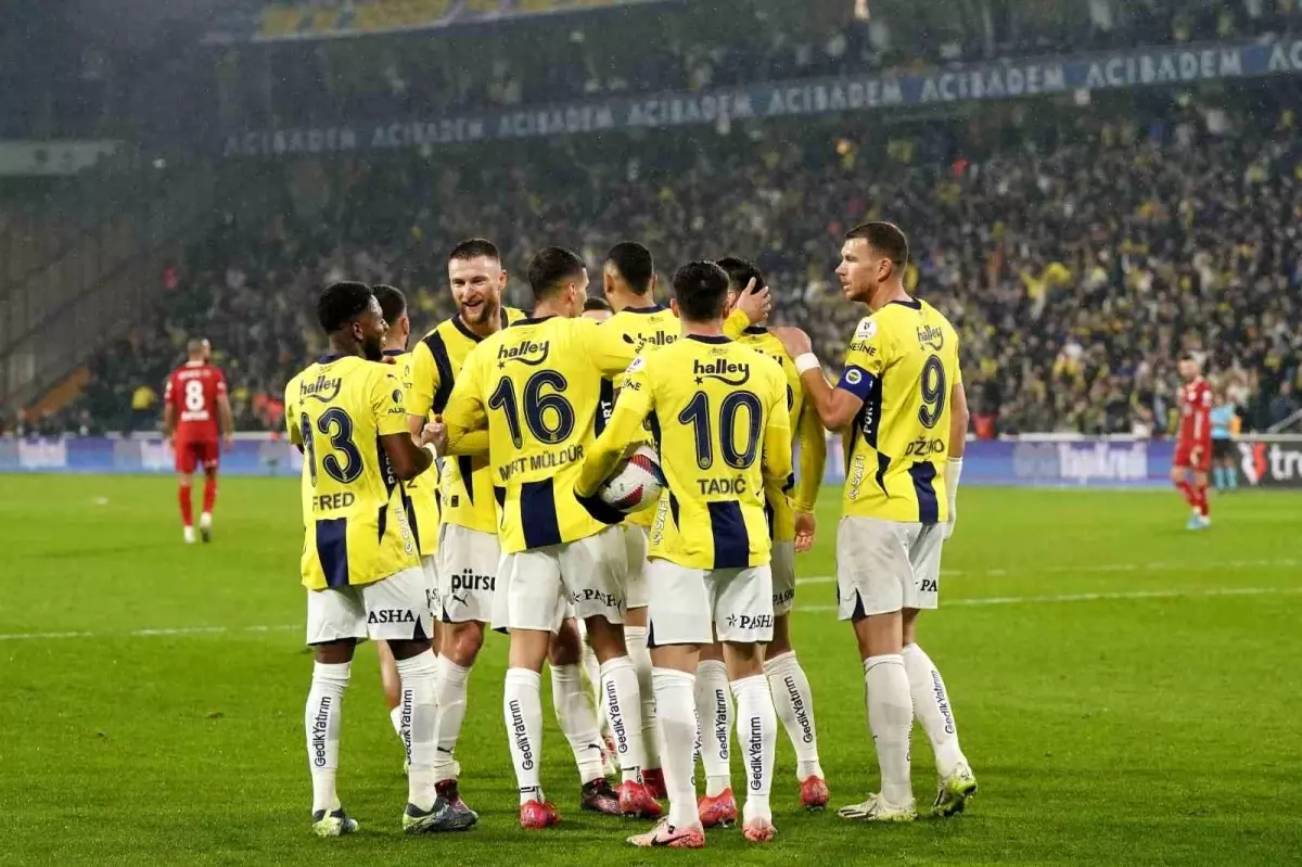 Fenerbahçe, Antalyaspor\'u 3-0 Yenerek 9\'da 9 Yaptı