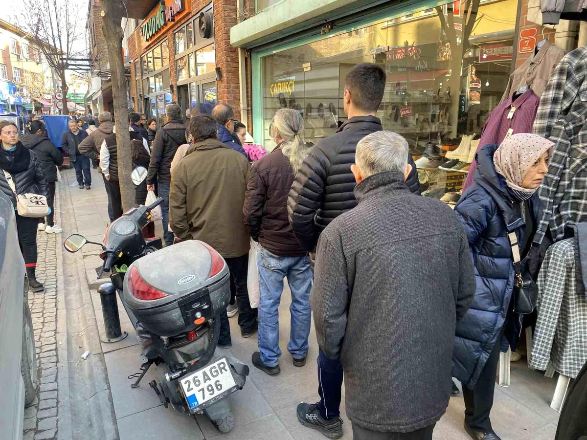 Eskişehir\'de Pide Kuyruğu
