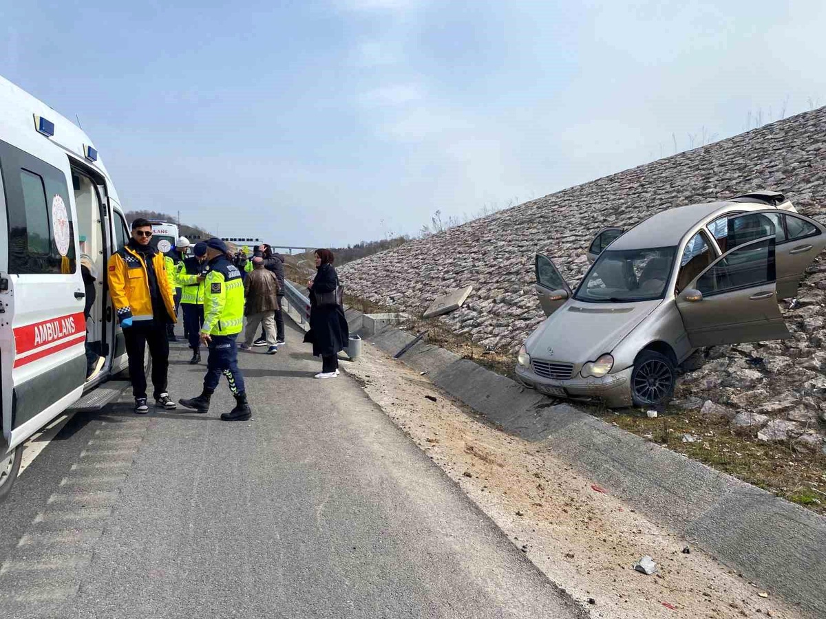 Kocaeli\'de Otoyolda Kaza: 2 Yaralı