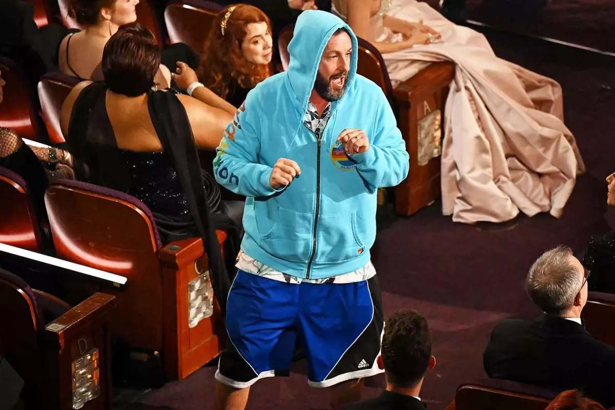 Adam Sandler\'ın Oscar stili gündem oldu: Adam ne giyiyorsun?