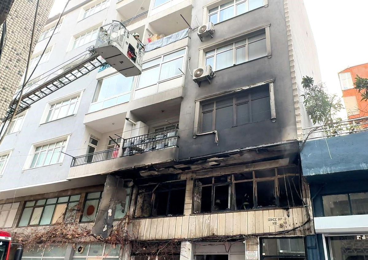 Bahçelievler\'de Kargo Depo Yangını Paniğe Neden Oldu