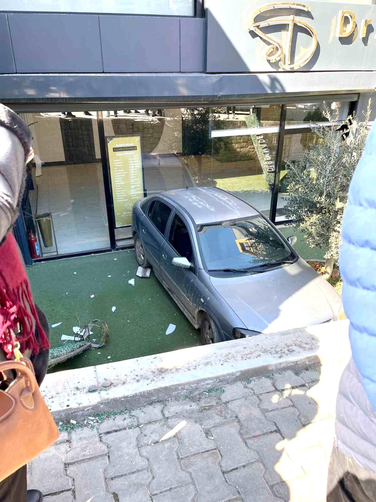 Batman\'da El Freni Unutuldu, Otomobil Bahçeye Düştü