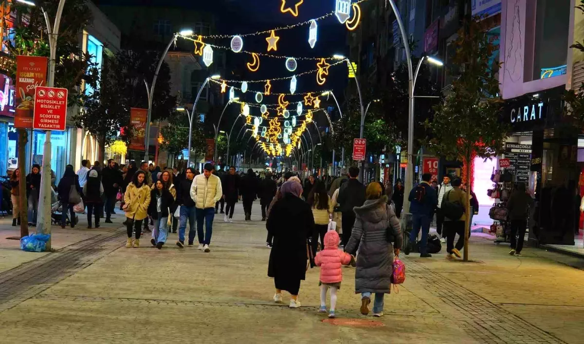 Sakarya\'da Çark Caddesi Ramazan Işıklarıyla Süsleniyor