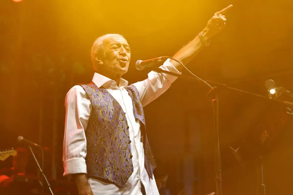 Edip Akbayram\'a eşinden duygusal veda