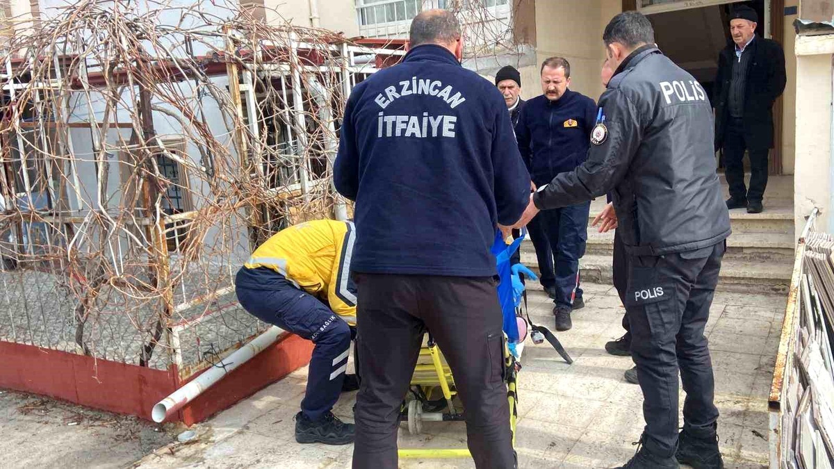 Erzincan\'da Yaşlı Kadına İtfaiye Yardım Etti
