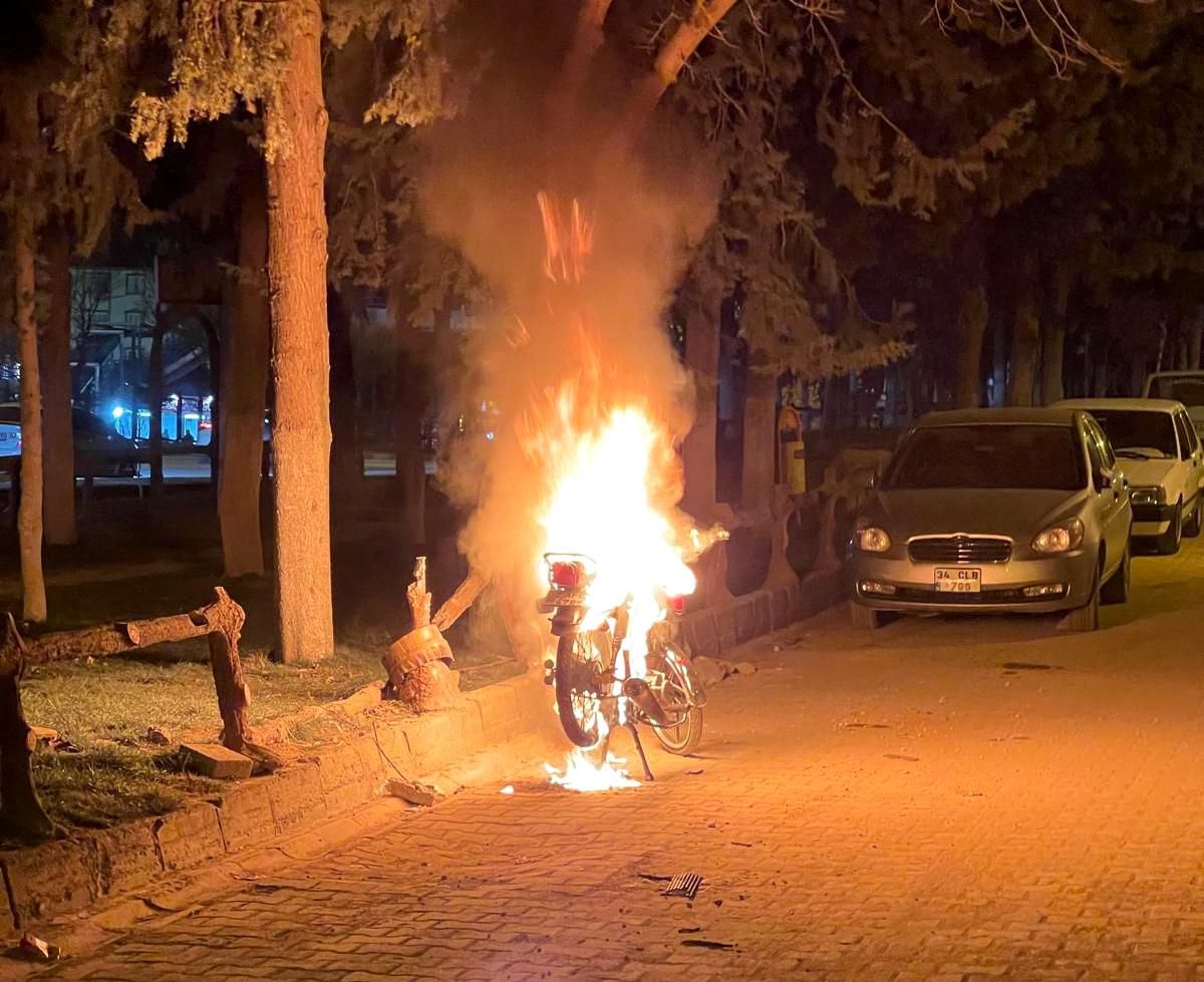 Adıyaman\'da Park Halindeki Motosiklet Yandı