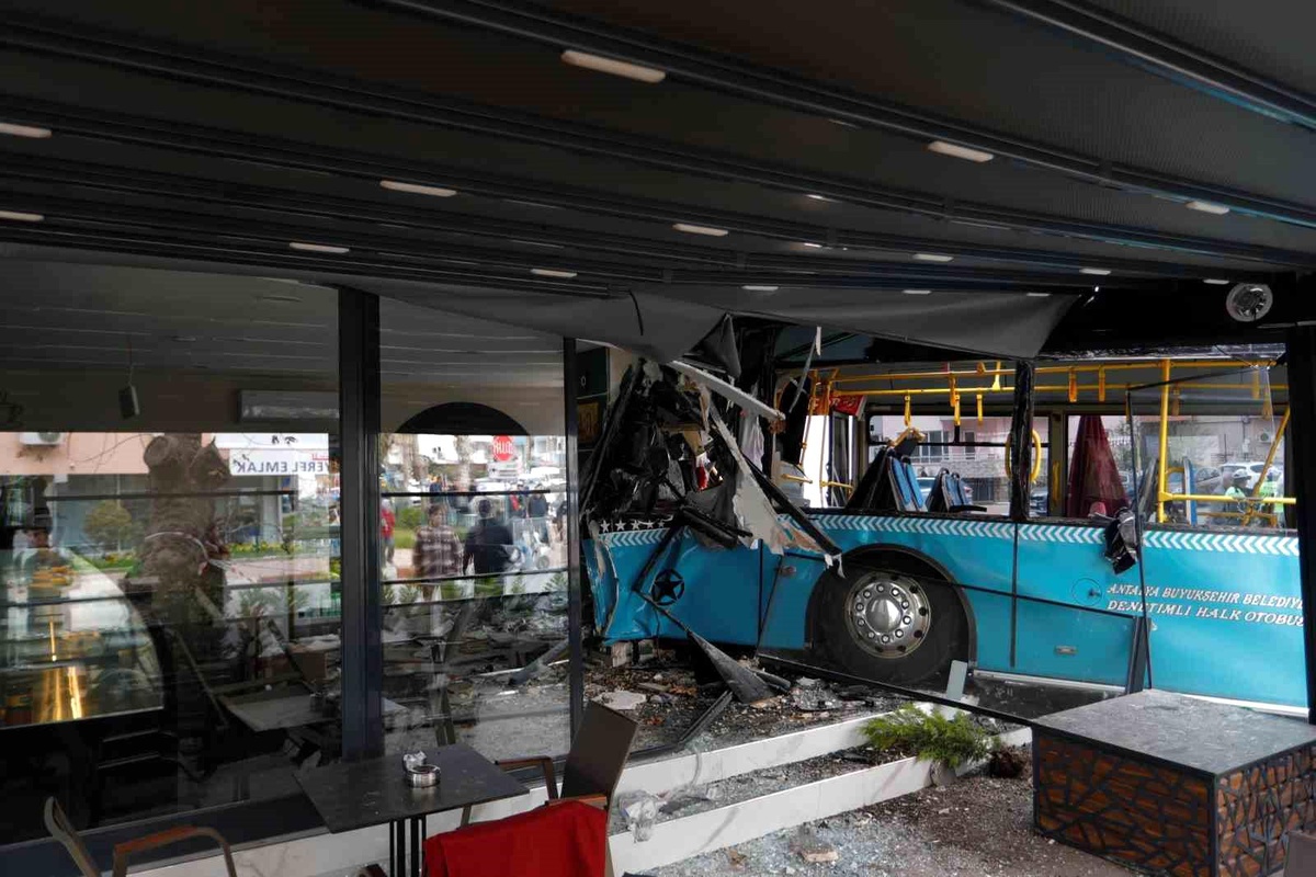 Antalya\'da Otobüs Kafeteryaya Daldı