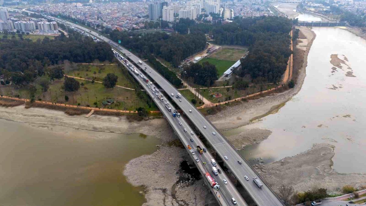 Adana\'da Tır Kazası Trafiği Kilitledi