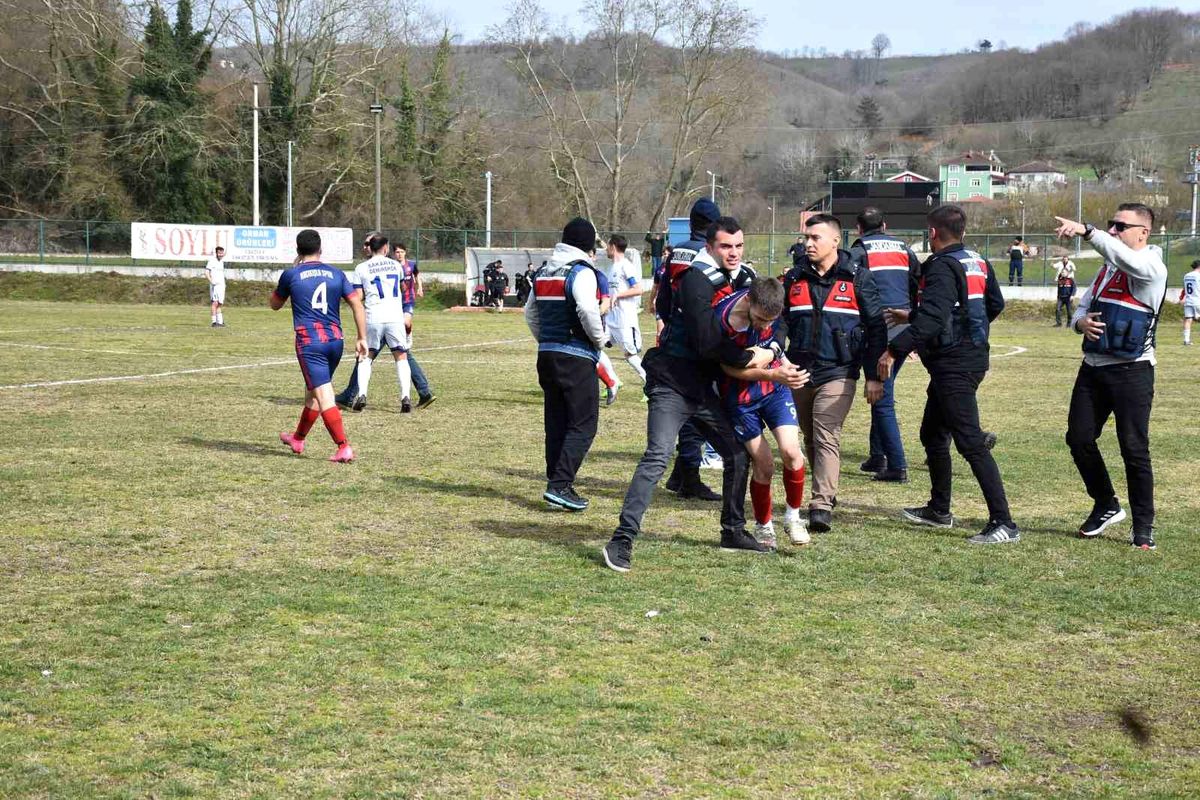 Sakarya\'da Amatör Maçta Kavga Çıktı