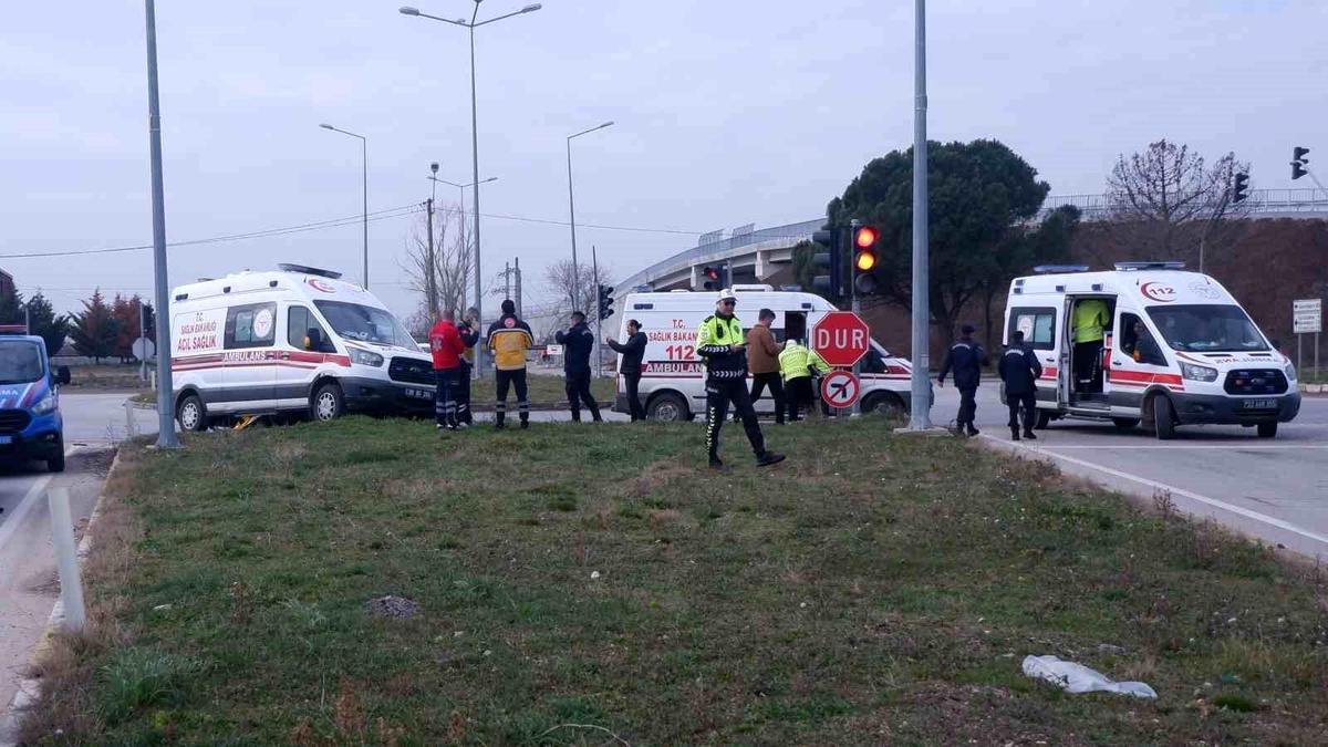 Edirne\'de Ambulans ve Otomobil Çarpıştı
