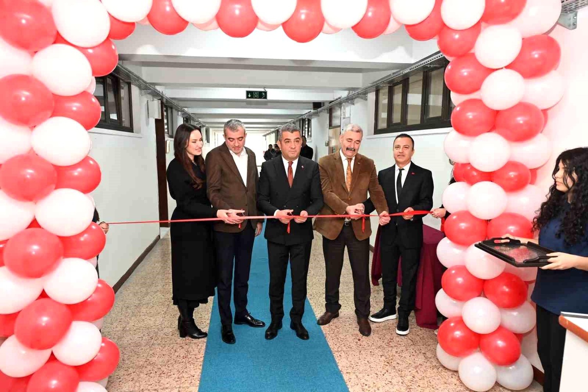 Aydın Lisesi\'nde Yeni Kütüphane Açıldı