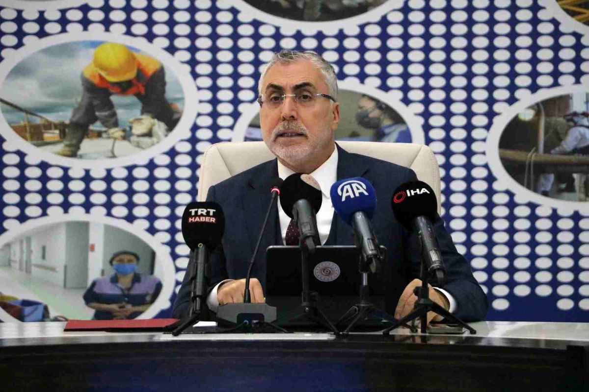 Bakan Işıkhan: "Genç nüfusta işsizlik oranı bir önceki aya göre 0,8 puan, bir önceki yıla göre 1,9 puan azalarak yüzde 14,9 seviyesine geriledi"