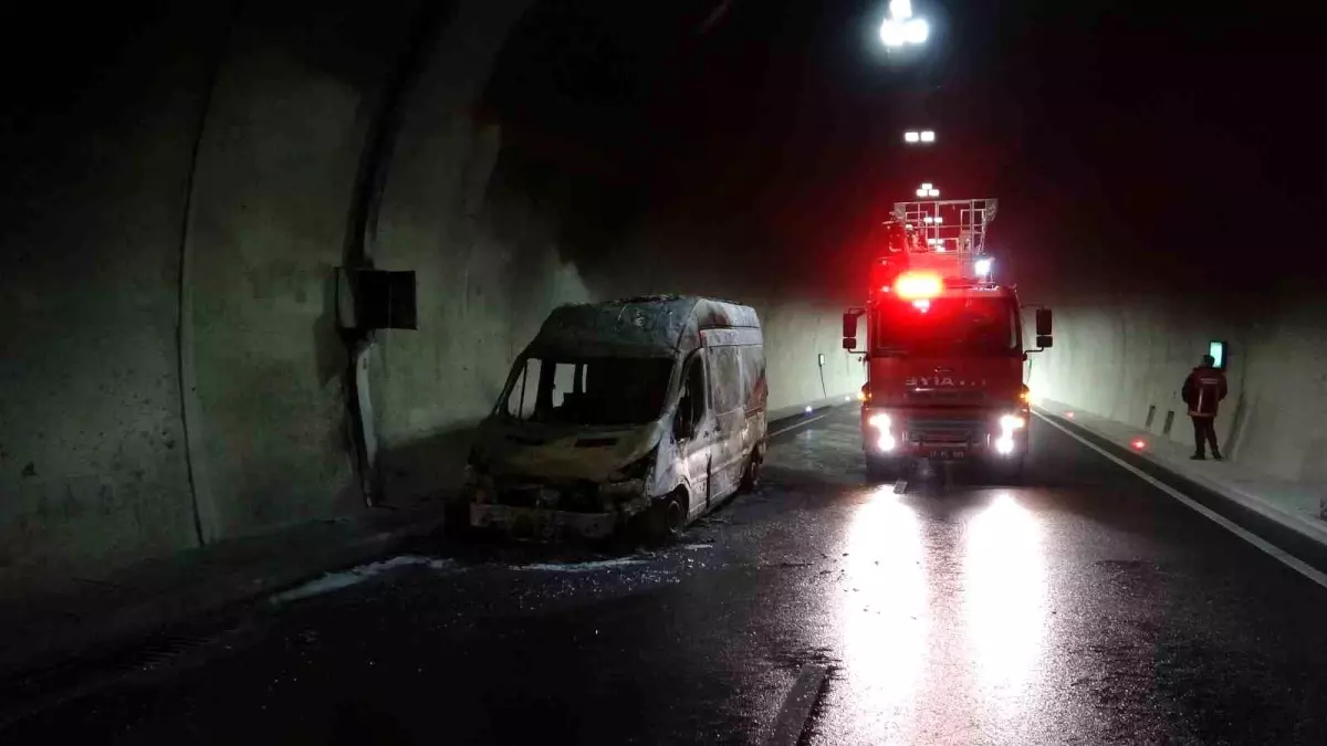 Çanakkale\'de Ambulans Yangını, Yol Ulaşımını Kapatır