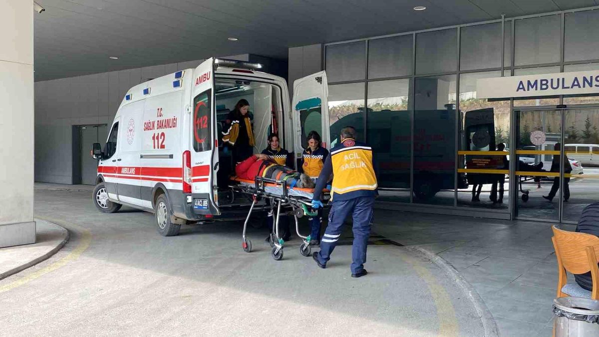 İzmit\'te Çatıdan Düşen Kişi Yaralandı