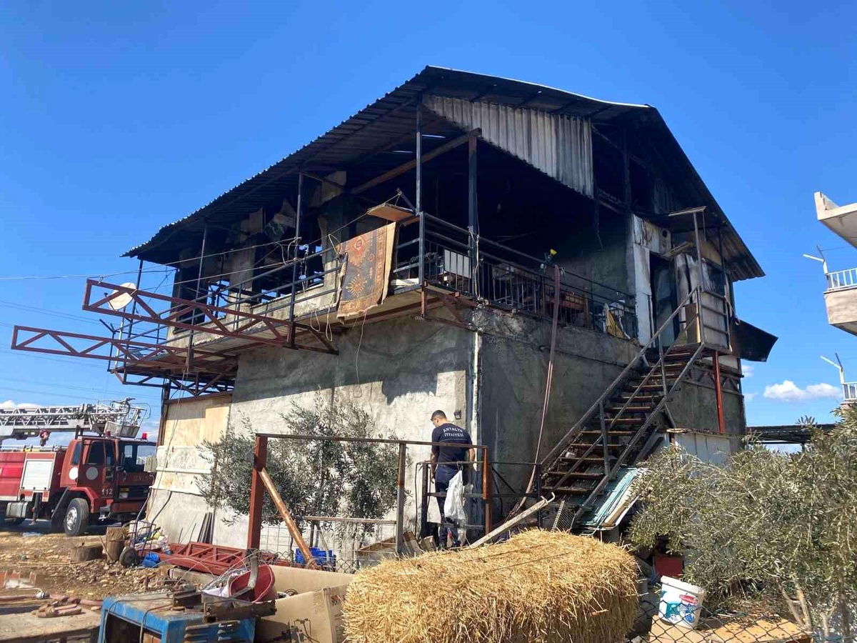 Serik\'te Yangında Baba Kızını Son Anda Kurtardı