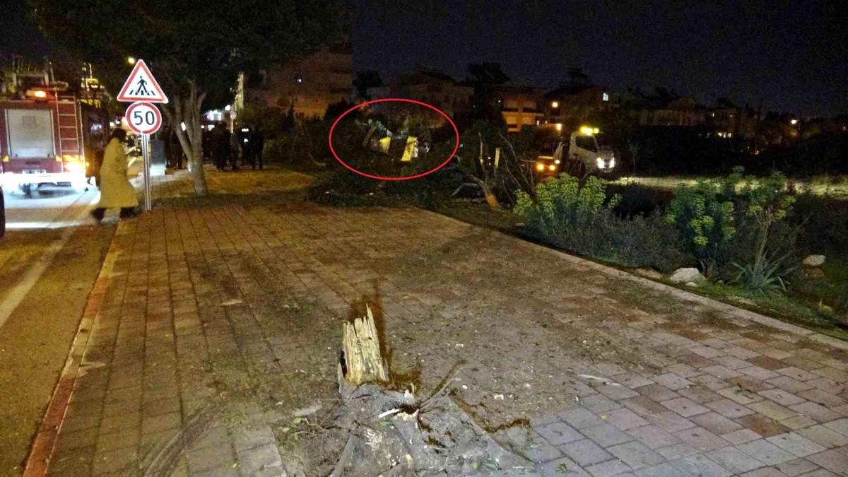 Antalya\'da Polis Memuru Kaza Geçirdi