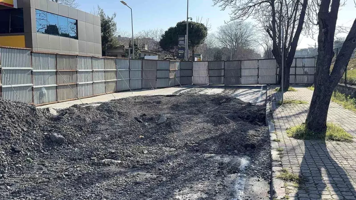 Bakırköy\'de Yol Çökmesi Esnafı ve Sürücüleri Mağdur Ediyor