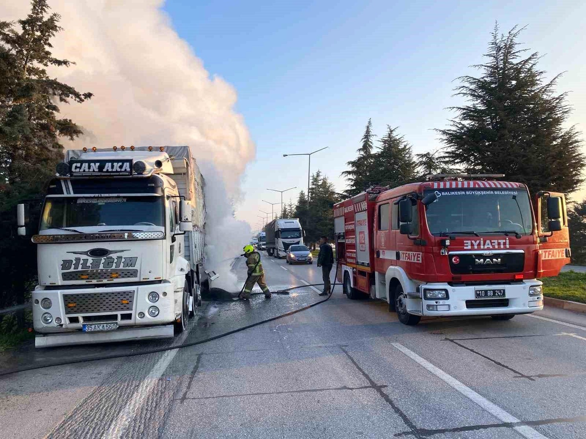 Balıkesir\'de Yangın Yol Kapatıldı