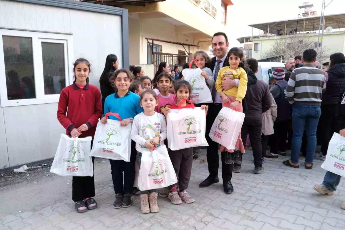 Defne Belediyesi, Afetzede Çocuklara Ayakkabı Dağıttı