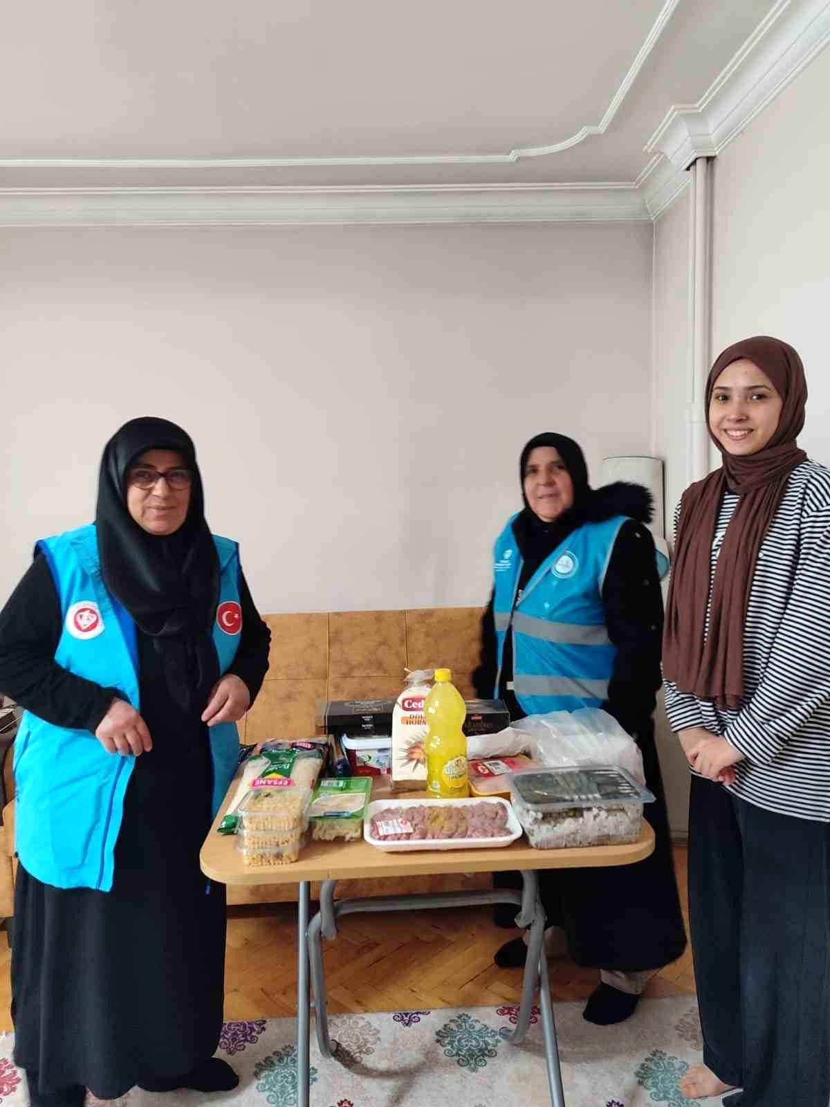 Diyanet Kadın Kolları\'ndan Öğrencilere Yemek İkramı