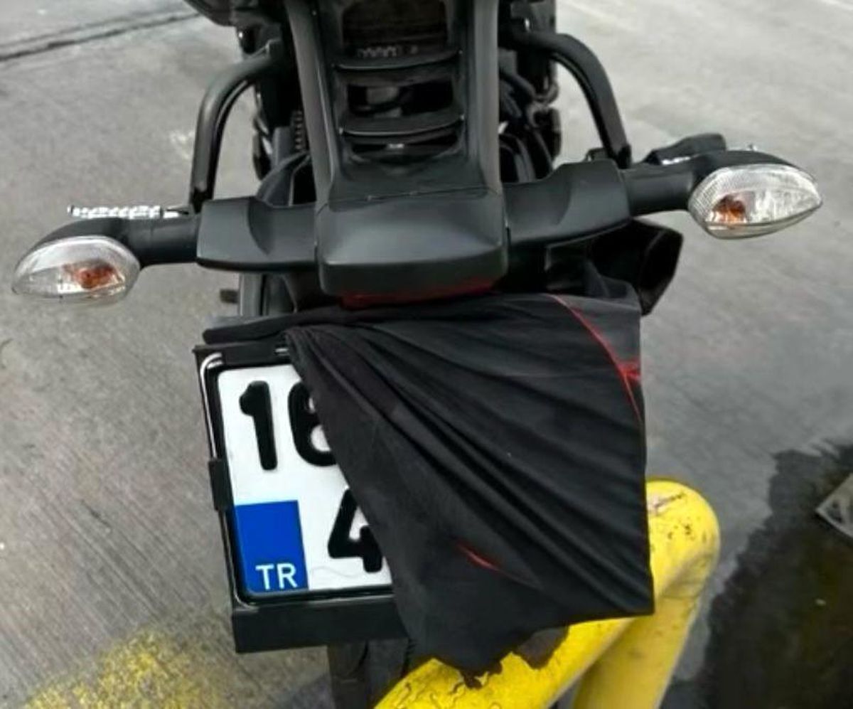 Bursa\'da Polise Yakalanan Gençlerin İlginç Fotoğrafı