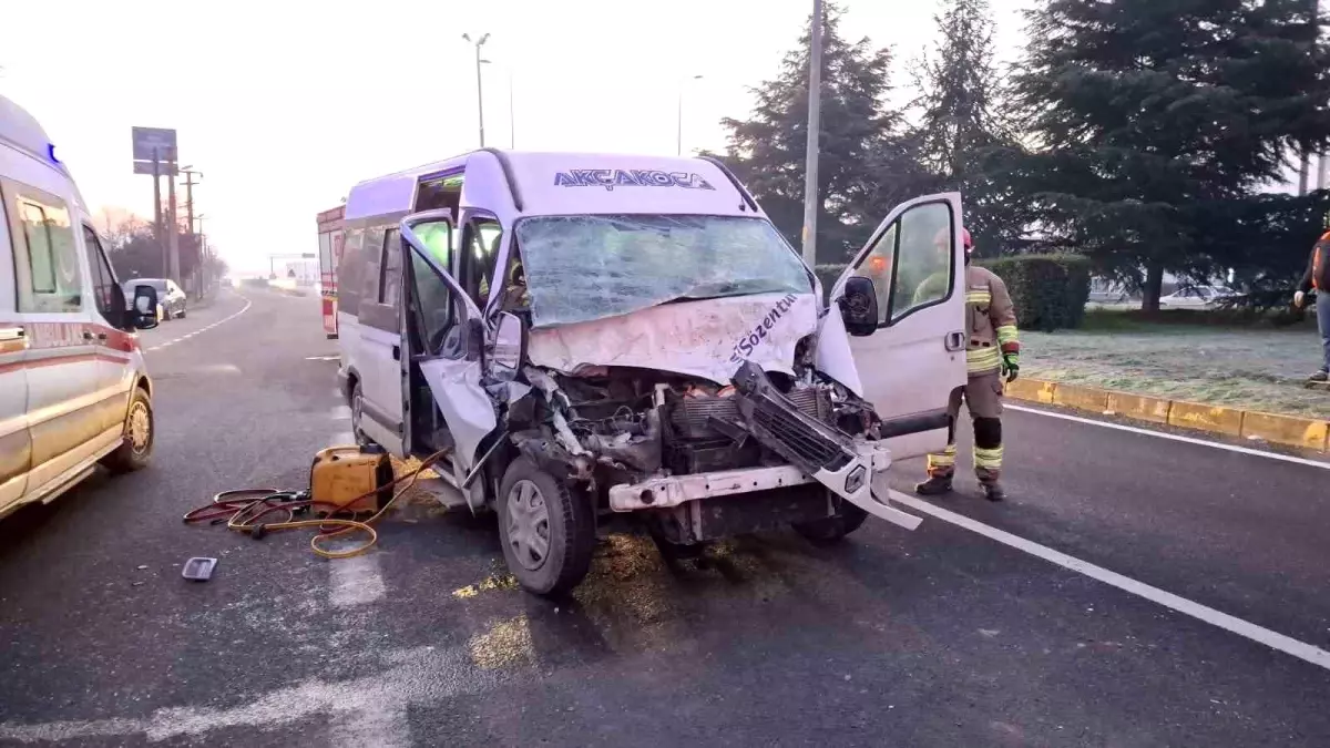 Düzce\'de Minibüs Tıra Çarptı: Sürücü Kurtarıldı