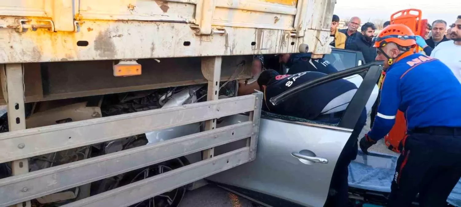 Adıyaman\'da Kaza: Sürücü Tır Altında Sıkıştı