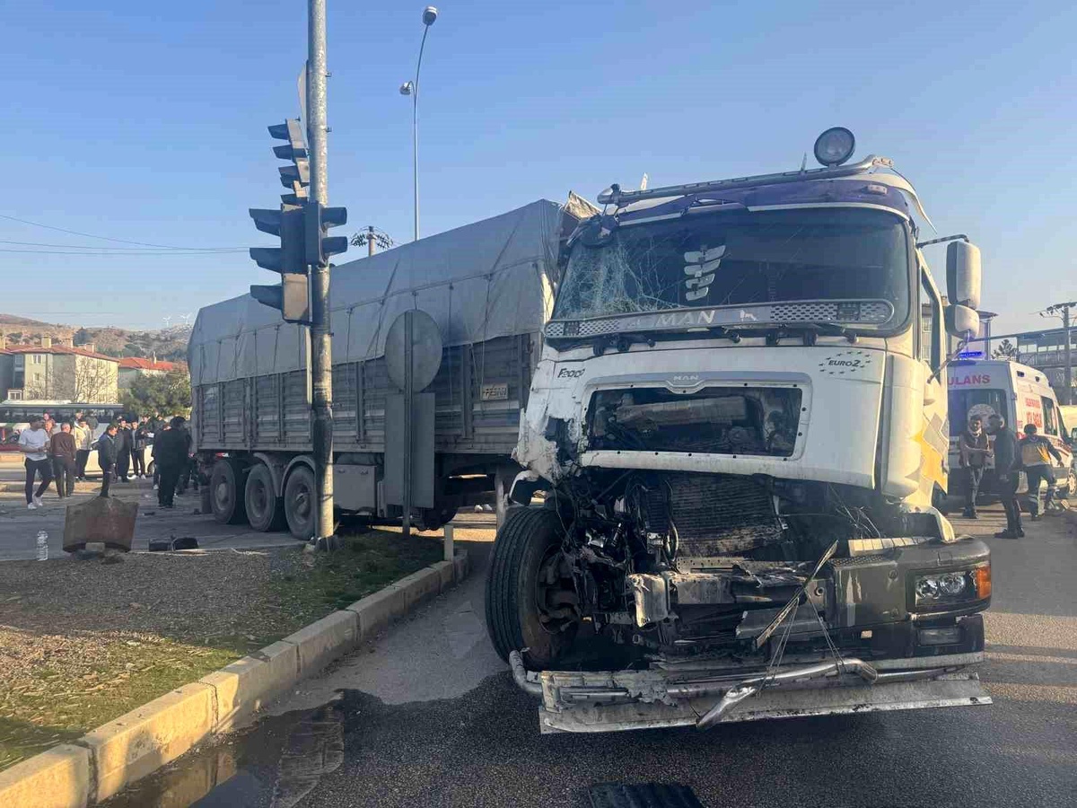Afyonkarahisar\'da Tır ile Midibüs Çarpıştı