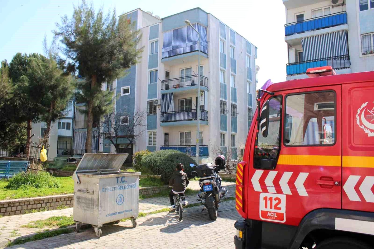 Aydın\'da Çatıya Çıkan Yaşlı Kadın İkna Edildi