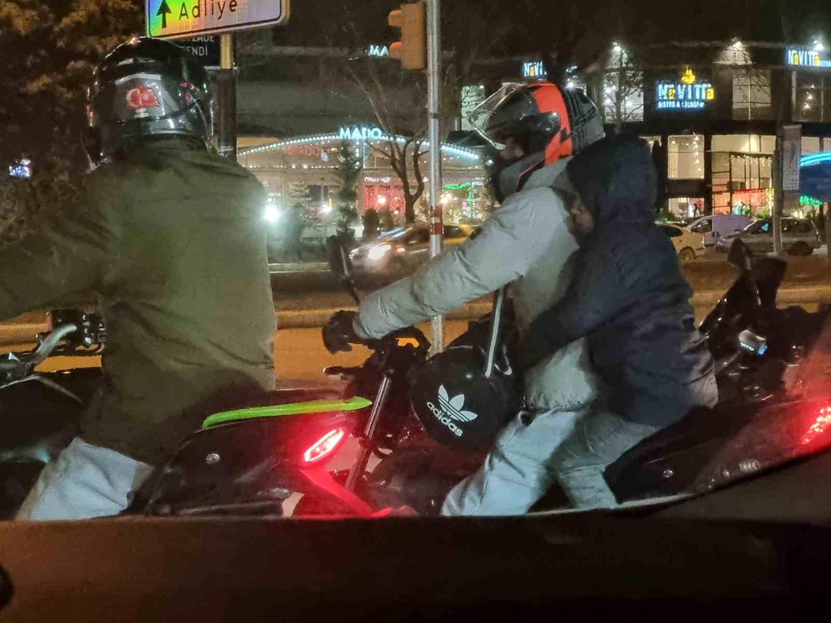 Kasksız Motosiklet Yolculuğu Tepki Çekti