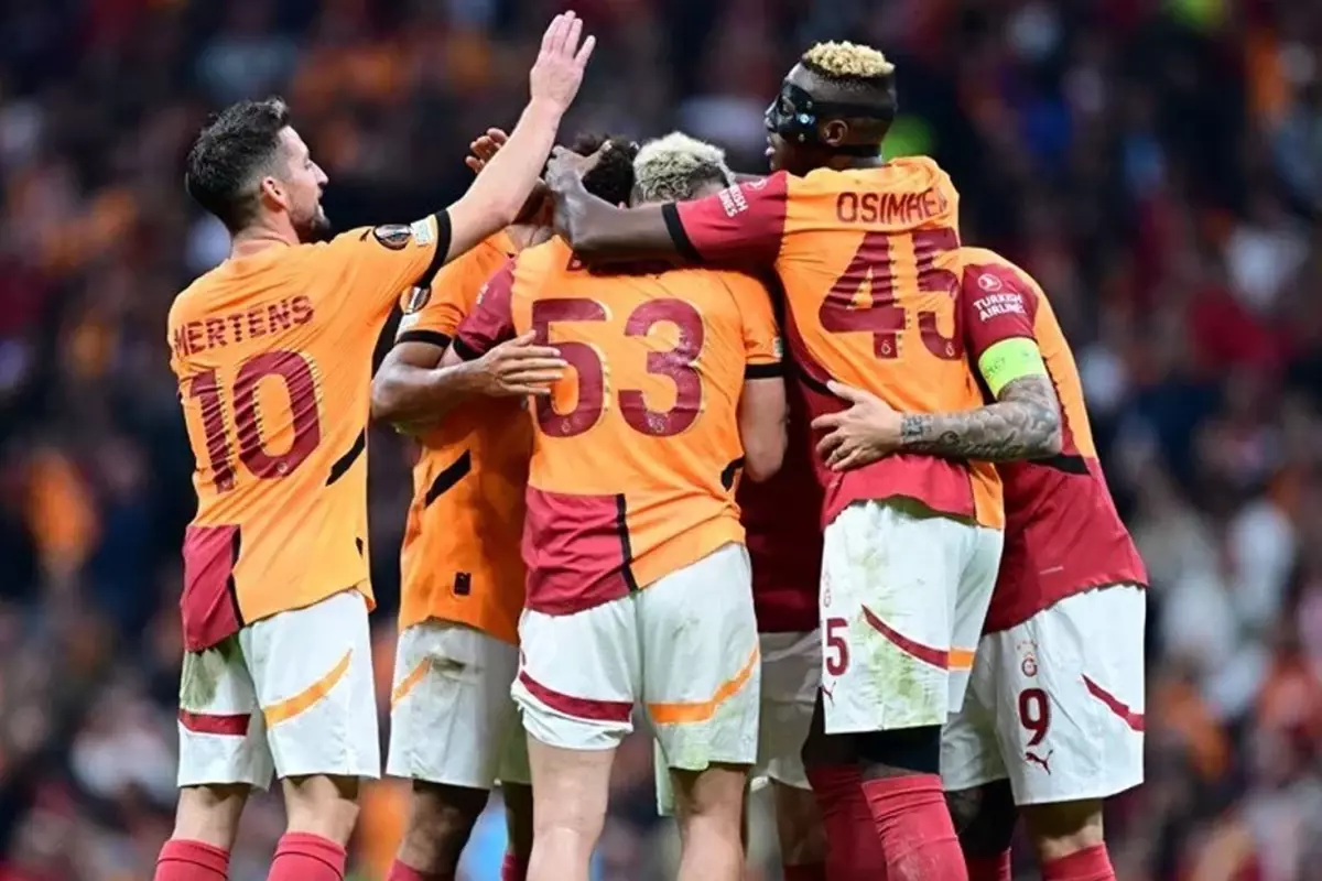 Galatasaray\'da iki ismin kalemi kırıldı