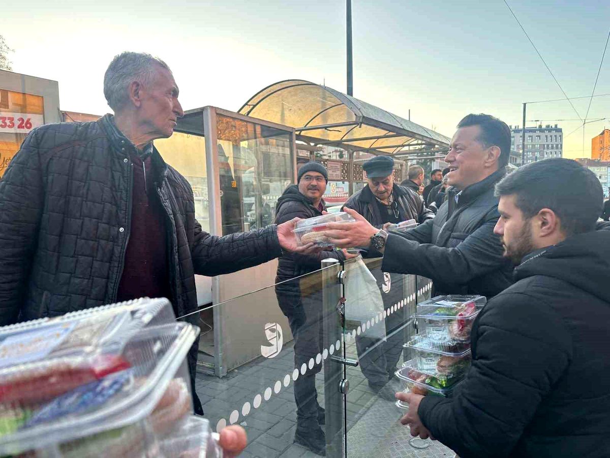 Milletvekili Hatipoğlu\'ndan İftarlık İkramı
