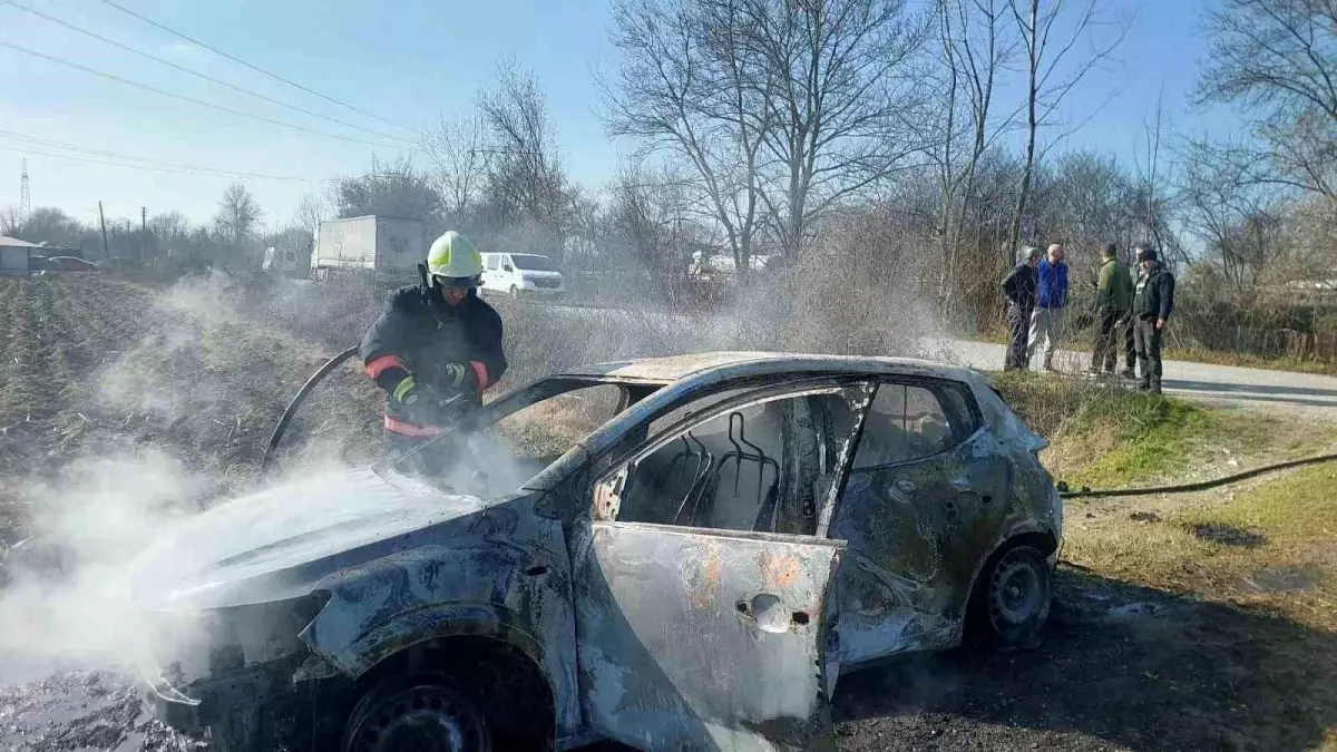 Sakarya\'da Otomobilinde Kendini Yakan Sürücü Hastaneye Kaldırıldı