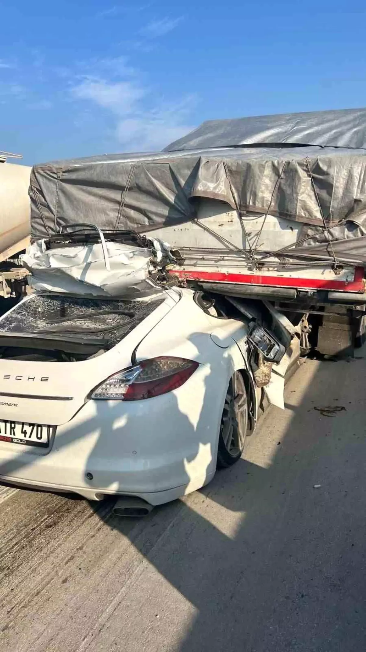 Bursa\'da Feci Kaza: Lüks Otomobil Tıra Girdi