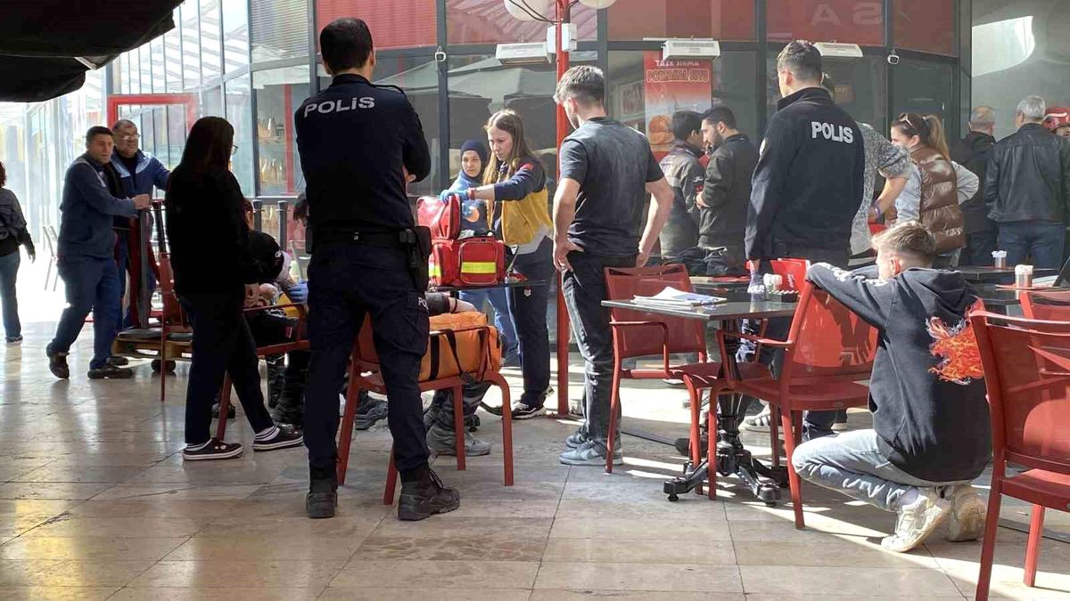 Kocaeli\'de AVM\'de Yangın: 4 Kişi Dumandan Etkilendi
