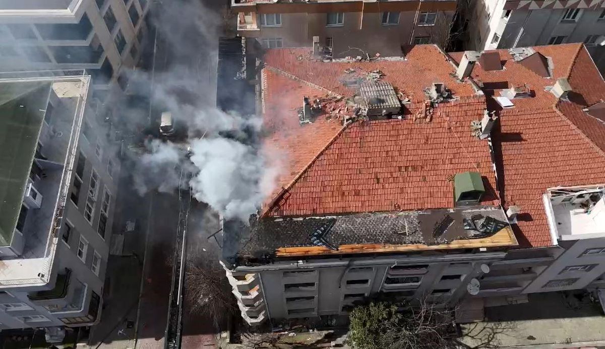 Avcılar\'da Boşaltılan Binanın Çatısında Yangın Çıktı