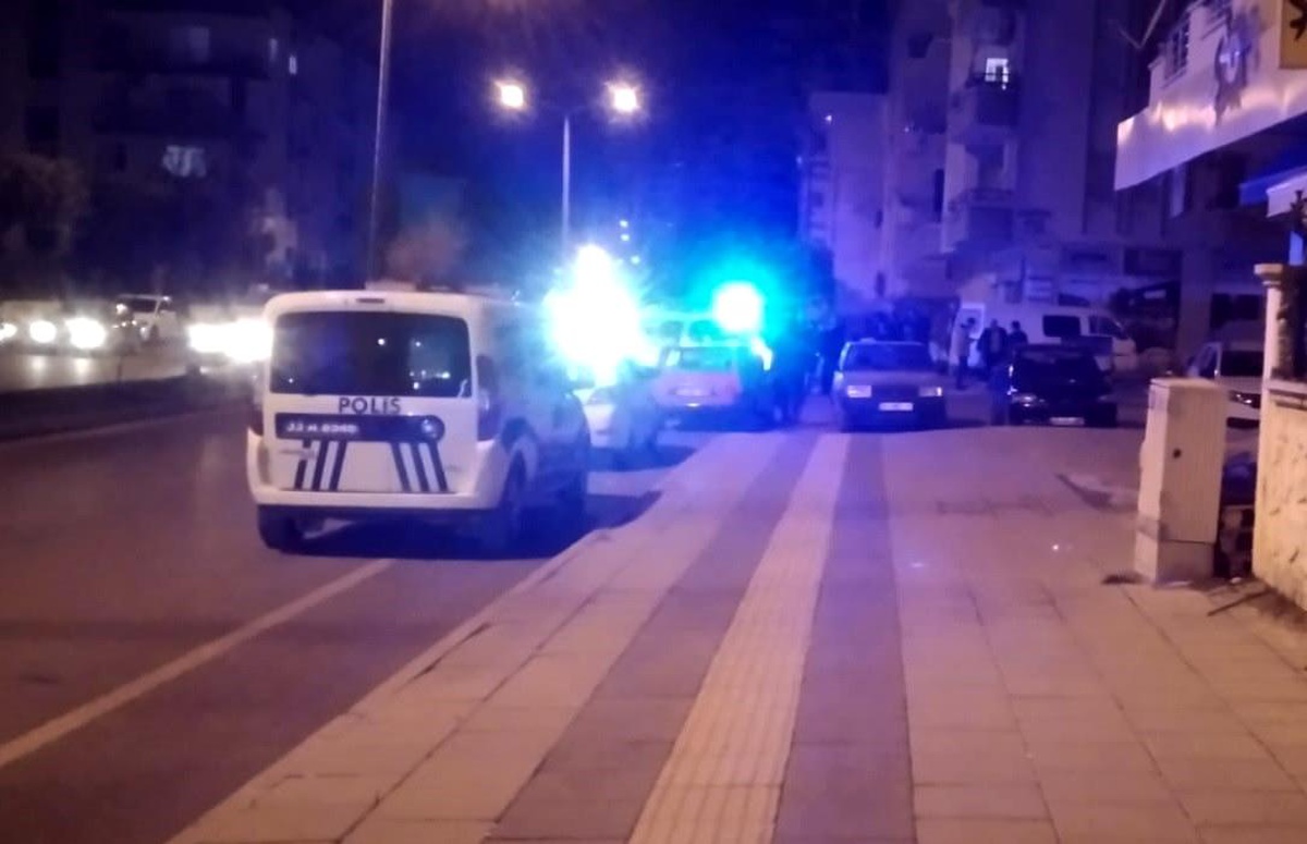 Mersin\'de Sokak Ortasında Bıçaklama