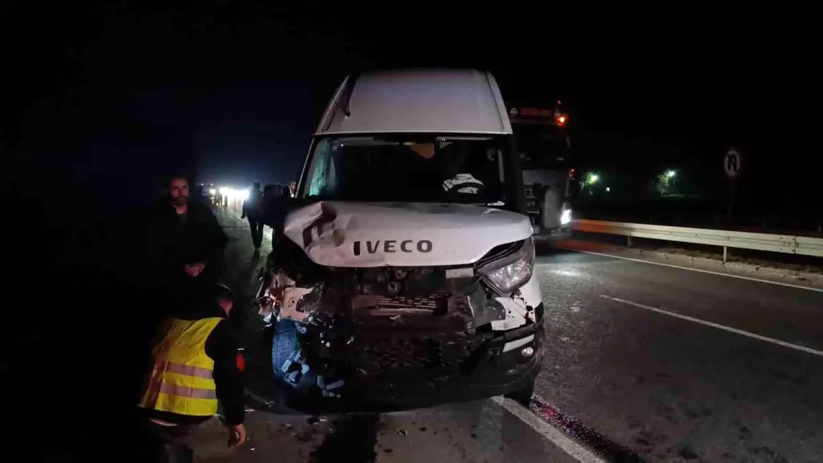 İnegöl\'de Minibüs ile Otomobil Çarpıştı